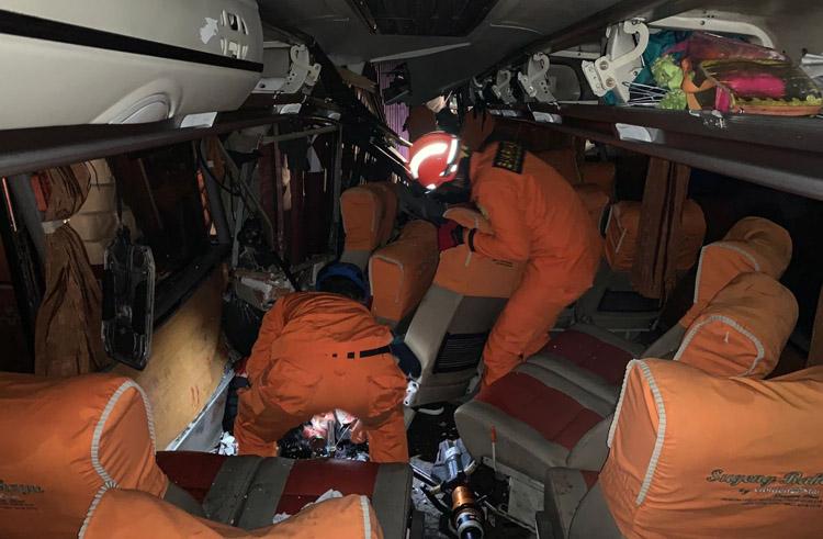 Dramatis, Basarnas Evakuasi Korban Kecelakaan Bus di Kulonprogo dengan Peralatan Khusus 