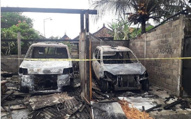 2 Mobil Warga Tabanan Bali Hangus Terbakar dalam Garasi