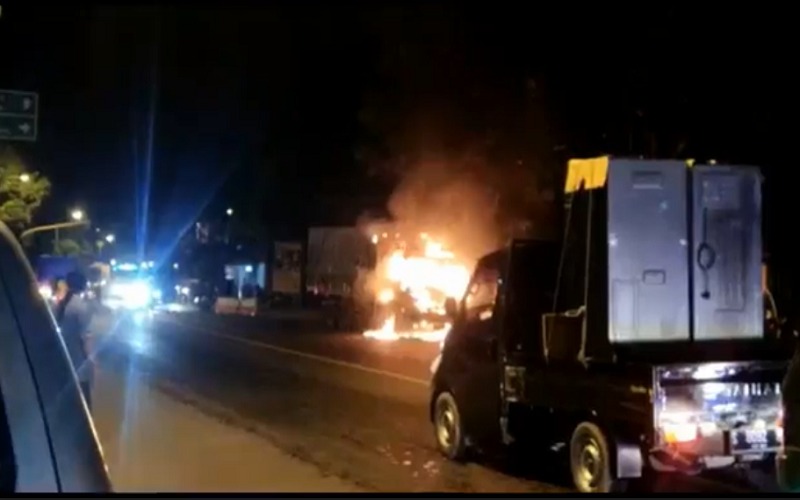 Truk Tronton Bermuatan Gandum Terbakar di Jalur Pantura Tuban