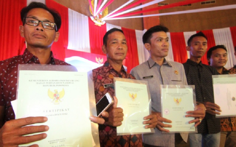 Serahkan 460 Sertifikat Tanah untuk Warga, Bupati Kapuas Hulu Pesan Jangan Digadaikan