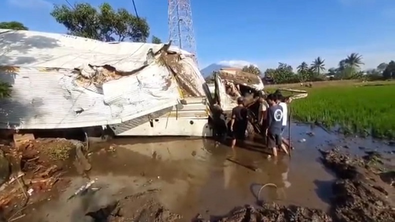 2 Truk Tronton Tabrakan di Warungkondang Cianjur, Satu Sopir Tewas Terjepit