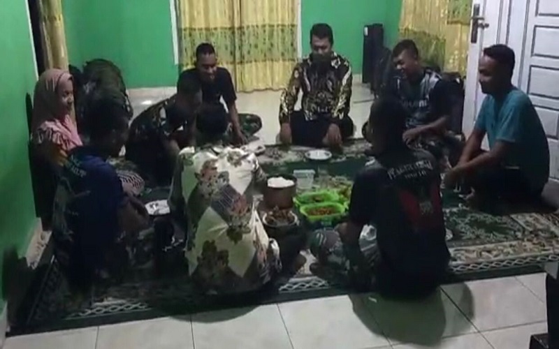 title Keakraban Prajurit TNI di Lokasi TMMD, Makan Bersama hingga Jadi Anak Angkat Warga Keakraban Prajurit TNI di Lokasi TMMD, Makan Bersama hingga Jadi Anak Angkat Warga