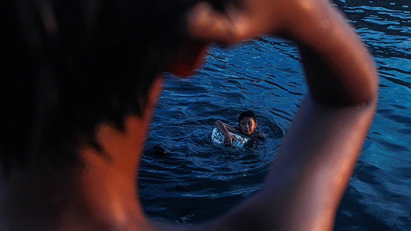 Potret Keseruan Anak-Anak Pesisir Berenang di Tepi Laut Cilincing - Bagian 2