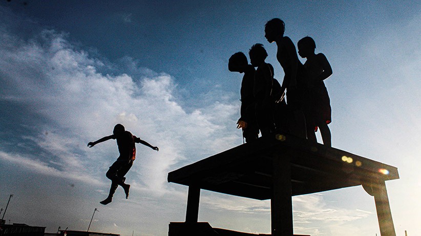Potret Keseruan Anak-Anak Pesisir Berenang di Tepi Laut Cilincing - Bagian 5