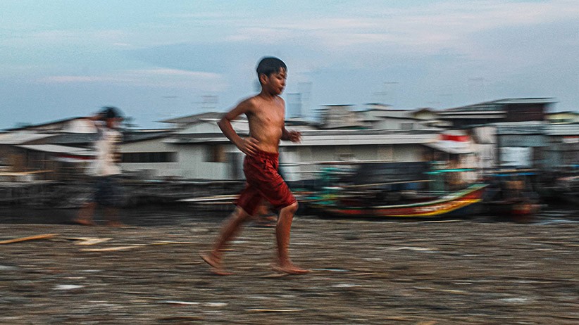 Potret Keseruan Anak-Anak Pesisir Berenang di Tepi Laut Cilincing - Bagian 3