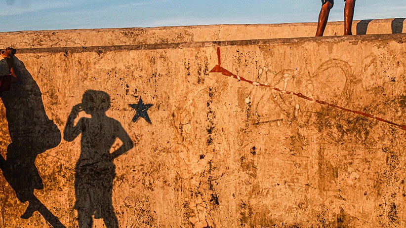 Potret Keseruan Anak-Anak Pesisir Berenang di Tepi Laut Cilincing - Bagian 4