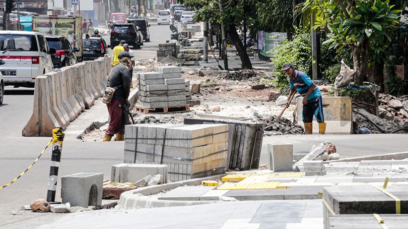 Revitalisasi Trotoar Jalan Senopati Berkonsep Complete Street - Bagian 1