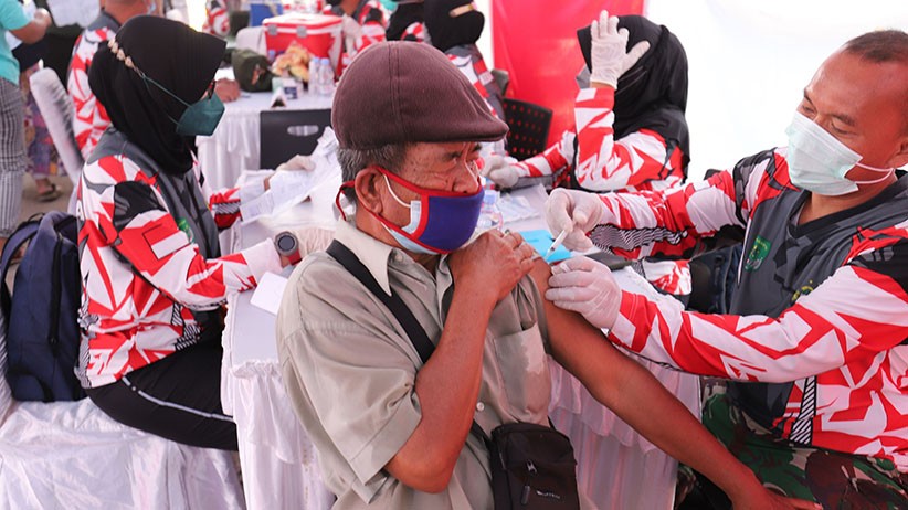 Antusiasme Warga Permukiman Padat Penduduk Ikuti Vaksinasi Covid-19 - Bagian 2