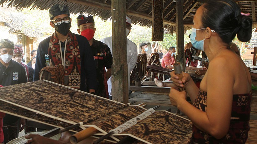 Menteri Sandiaga Uno Pekerjakan Satu Desa Tenganan Bali Buat Kerajinan Tenun - Bagian 1