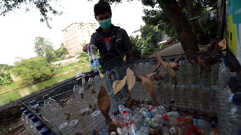 Merakit Botol-Botol Bekas Menjadi Tempat Sampah - Bagian 4