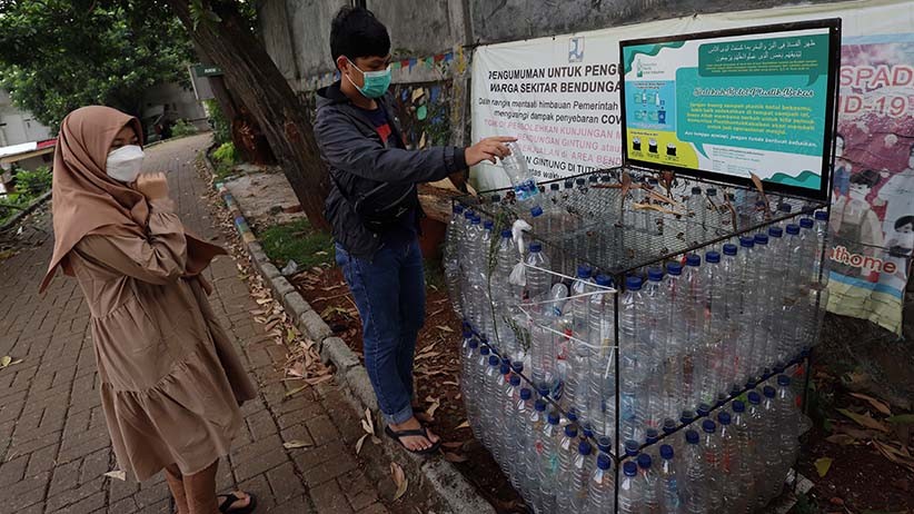Merakit Botol-Botol Bekas Menjadi Tempat Sampah - Bagian 3