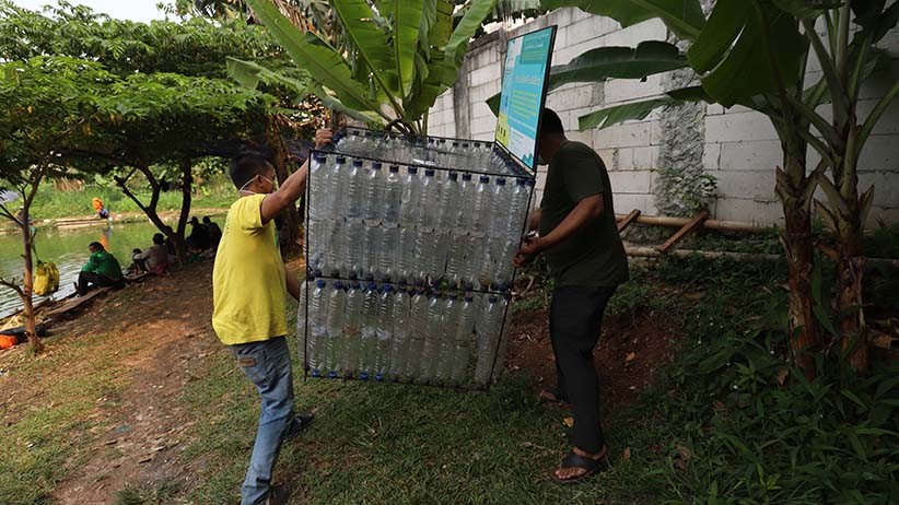 Merakit Botol-Botol Bekas Menjadi Tempat Sampah - Bagian 2