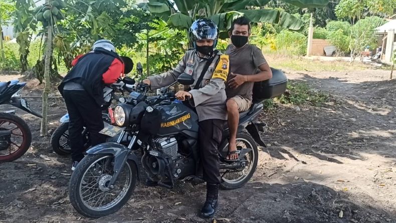 Vaksinasi Covid-19 Door to Door, Bhabinkamtibmas Tamberan Pangkalpinang Jemput Warga di Kebun