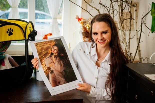  Asyik Foto, Model Seksi Diterkam Macan Tutul 