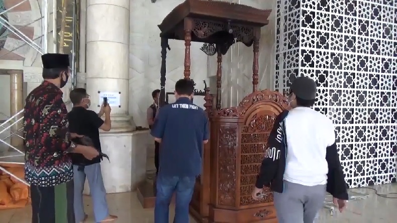 title Bukan Cuma Mimbar, Pelaku Juga Bakar Alquran di Masjid Raya Makassar Bukan Cuma Mimbar, Pelaku Juga Bakar Alquran di Masjid Raya Makassar