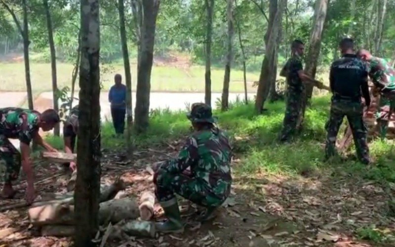 Kisah Tim Satgas TMMD Kodim 0406 Lubuklinggau Membaur dan Membantu Warga