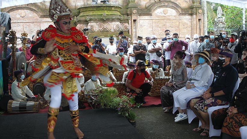 Kunjungi Desa Kelahiran I Gusti Ngurah Rai, Sandiaga Uno Disebut sebagai Pemimpin Idaman Kaum Milenial - Bagian 4