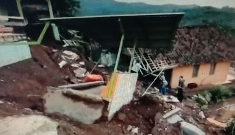 Diterjang Longsor, 5 Rumah dan Jalan Desa di Ciamis Tertimbun Tanah