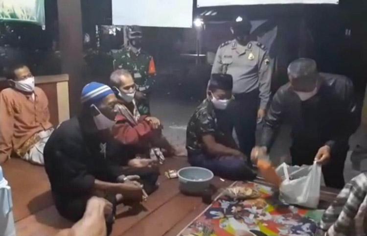 title Bawa Oleh-Oleh Camilan, Polsek Kutowinangun Kebumen Sambangi Warga di Pos Ronda Bawa Oleh-Oleh Camilan, Polsek Kutowinangun Kebumen Sambangi Warga di Pos Ronda