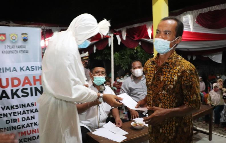 Vaksinasi di Kendal Ini Bernuansa Horor, Petugas Berdandan ala Pocong hingga Annabelle