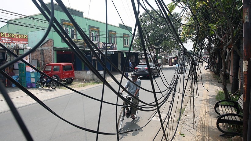 Kabel Semrawut di Pinggir Jalan Ciputat, Warga Terpaksa Menunduk untuk Melintas - Bagian 2