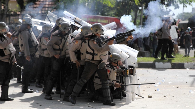 Aksi September Berdarah Berujung Bentrok, Polisi Tembakkan Gas Air Mata - Bagian 1