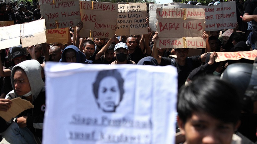 Aksi September Berdarah Berujung Bentrok, Polisi Tembakkan Gas Air Mata - Bagian 4