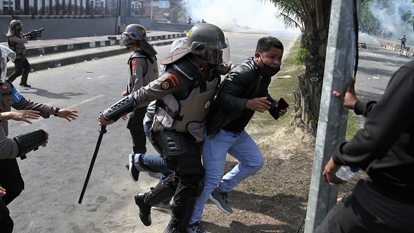 Aksi September Berdarah Berujung Bentrok, Polisi Tembakkan Gas Air Mata - Bagian 2