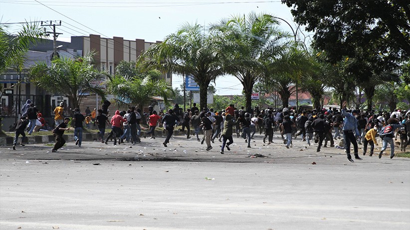 Aksi September Berdarah Berujung Bentrok, Polisi Tembakkan Gas Air Mata - Bagian 3