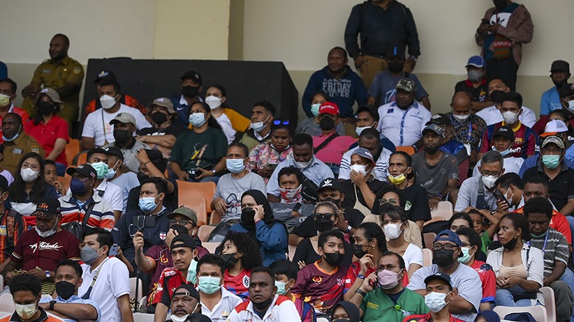 Stadion Mandala Membeludak, Warga Antusias Menonton Sepak Bola Tim Papua vs Jawa Barat - Bagian 3