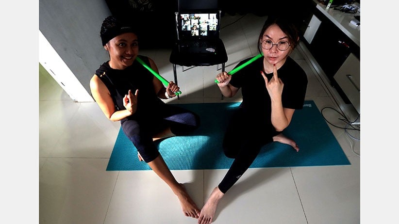 Potret Mama-Mama Muda Ikuti Pound Fit, Olahraga Penuh Hentakan dan Pukulan - Bagian 5