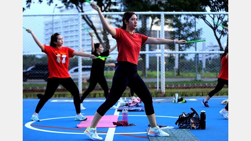 Potret Mama-Mama Muda Ikuti Pound Fit, Olahraga Penuh Hentakan dan Pukulan - Bagian 2