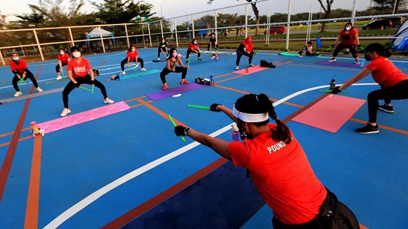 Potret Mama-Mama Muda Ikuti Pound Fit, Olahraga Penuh Hentakan dan Pukulan - Bagian 1