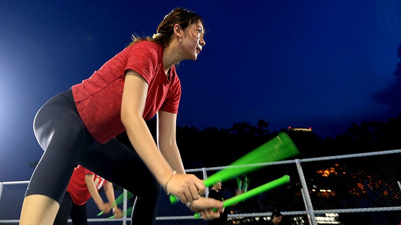 Potret Mama-Mama Muda Ikuti Pound Fit, Olahraga Penuh Hentakan dan Pukulan - Bagian 3