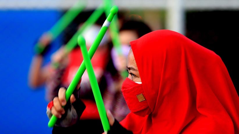 Potret Mama-Mama Muda Ikuti Pound Fit, Olahraga Penuh Hentakan dan Pukulan - Bagian 6