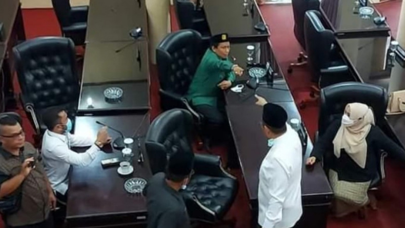 Cekcok dengan Anggota DPRD hingga Keluar Ruang Sidang, Ini Kata Bupati Solok