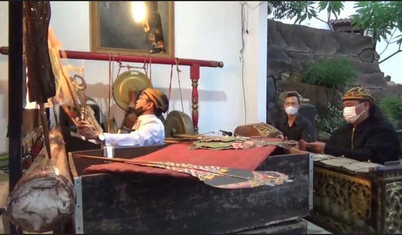 Potret Memprihatinkan Dalang Ngamen di Rumah Warga demi Bertahan Hidup di Tengah Pandemi