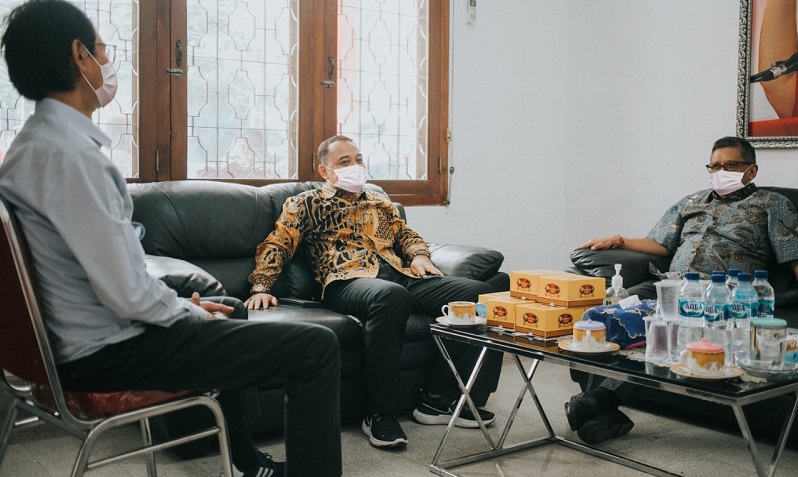 Kunjungi Kantor PDIP Surabaya, Hasto Janji Kirim Lukisan Bung Karno dan Megawati 