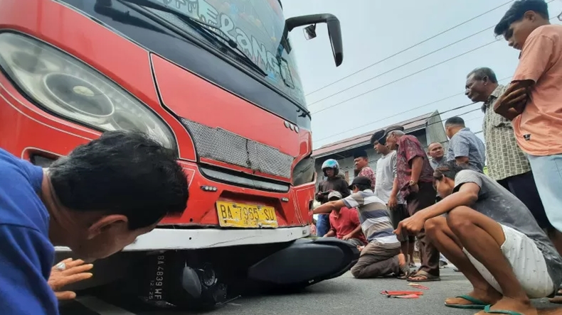 Motor di Padang Pariaman Masuk Kolong Bus, Pengendara Patah Kaki