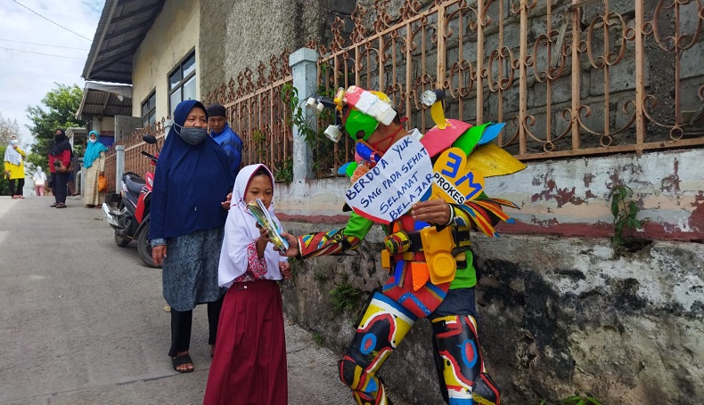 title Kreatif, Warga Berkostum Robot dari Barang Bekas Bagikan Paket Alat Tulis Kreatif, Warga Berkostum Robot dari Barang Bekas Bagikan Paket Alat Tulis