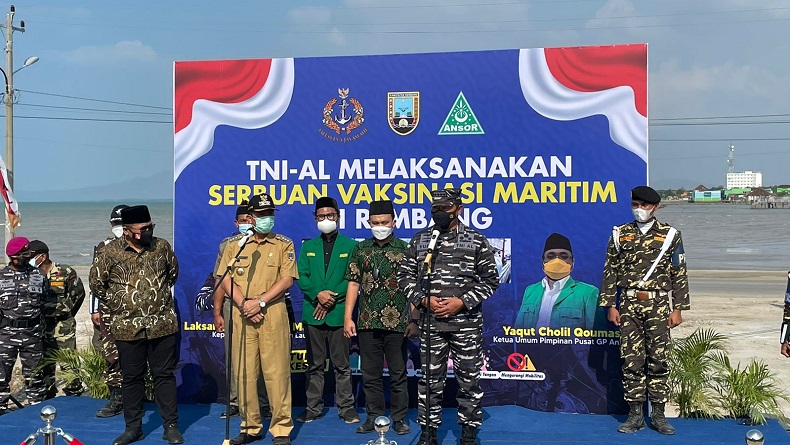 KSAL Tinjau Serbuan Vaksinasi Maritim di TPI Tasik Agung Rembang Bersama Menag 