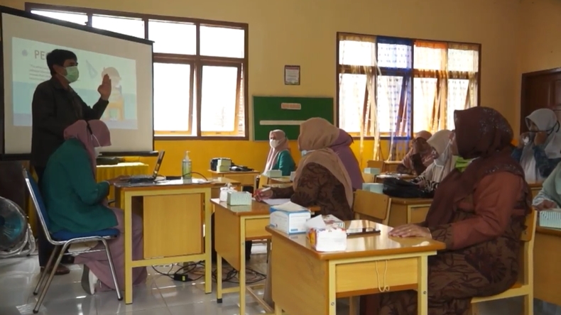 Inspiratif, Mahasiswa di Aceh Besar Ajari Orang Tua SD Pelajaran Matematika
