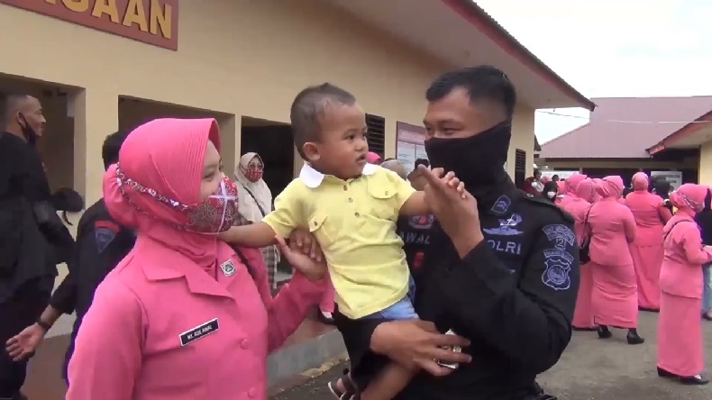 Suasana Haru Warnai Pelepasan Anggota Brimob Polda Sulsel Bertugas di Papua