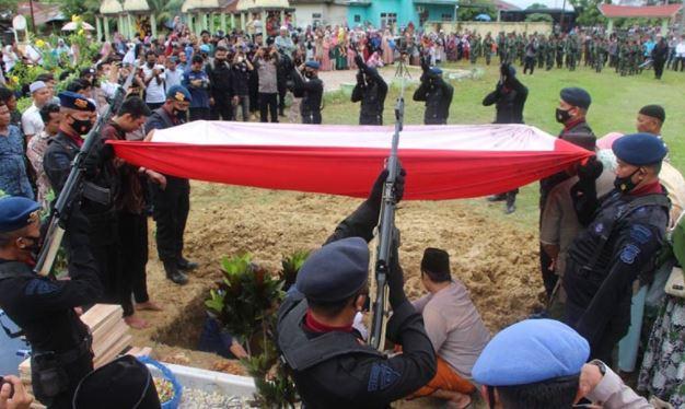 Gugur Ditembak KKB Papua, Pemakaman Bharatu Kurniadi Diiringi Isak Tangis Keluarga