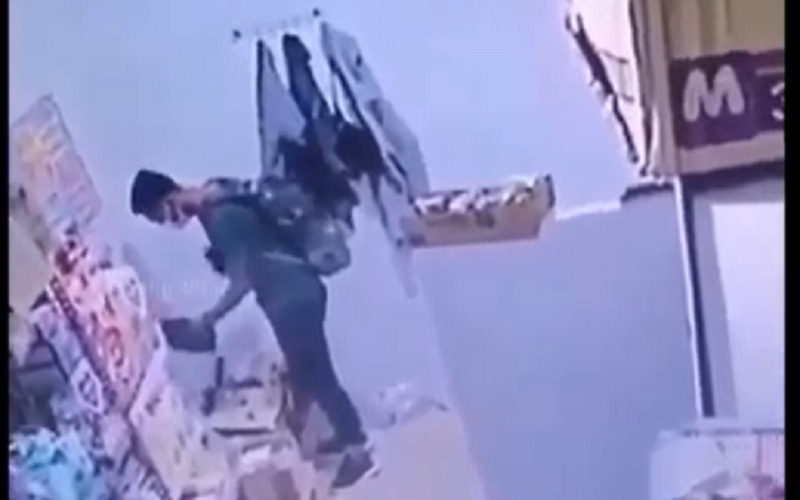 title Pura-Pura Belanja, Pria Palembang Curi Handphone Pegawai Minimarket Pura-Pura Belanja, Pria Palembang Curi Handphone Pegawai Minimarket