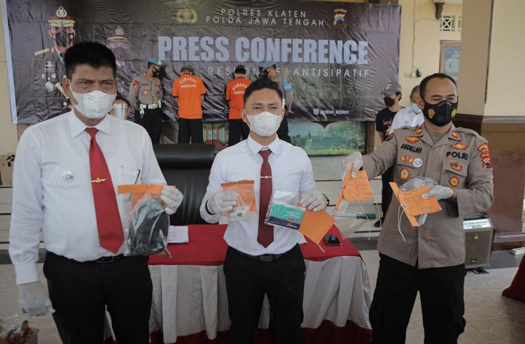 Polres Klaten Tangkap 2 Pencuri Spesialis Ganjal ATM, Pelaku Pasang Call Center Palsu