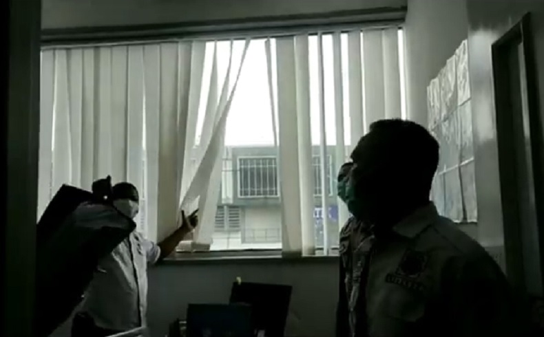 title Dugaan Penembakan Bank di Pontianak Terjadi saat Kantor Libur, Polisi Periksa CCTV Dugaan Penembakan Bank di Pontianak Terjadi saat Kantor Libur, Polisi Periksa CCTV