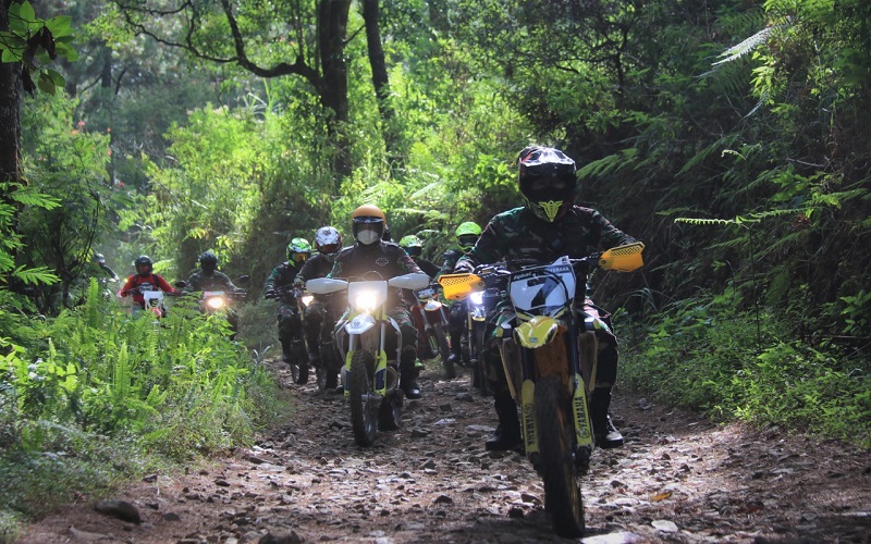 Pangdam Siliwangi Naik Motor Trail Gelar Vaksinasi di Kaki Gunung Tangkuban Parahu