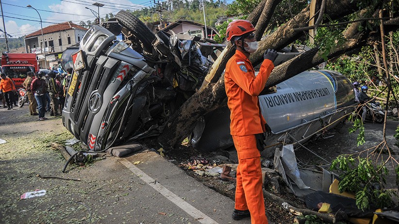 Kecelakaan Truk Bawa Semen Cair di Nagreg, 2 Orang Meninggal Terjepit - Bagian 2