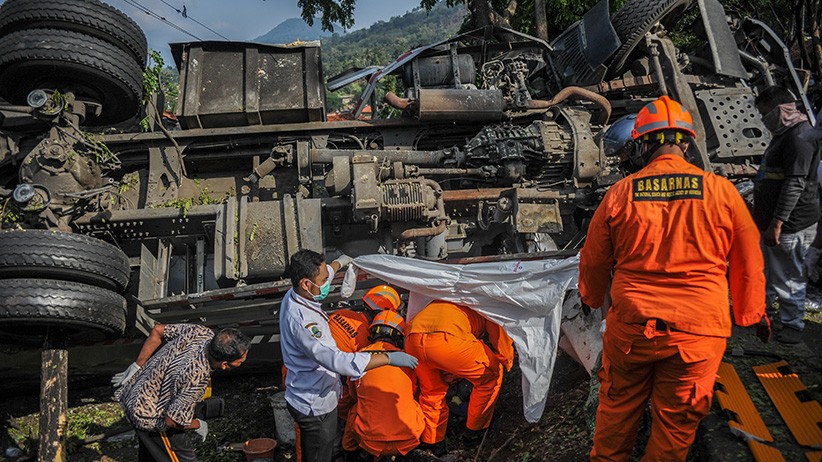 Kecelakaan Truk Bawa Semen Cair di Nagreg, 2 Orang Meninggal Terjepit - Bagian 1